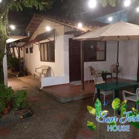 San Jose House Hotell Leticia Eksteriør bilde