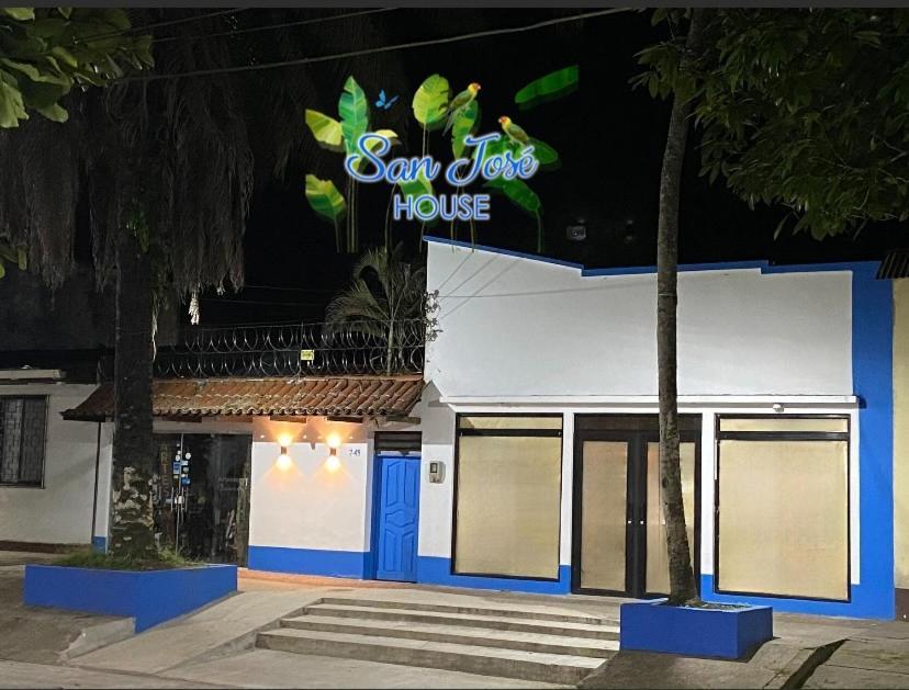 San Jose House Hotell Leticia Eksteriør bilde